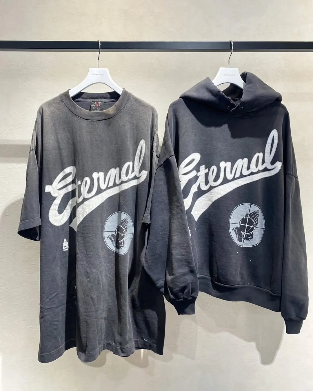 SAINT Mxxxxxx × FEAR OF GOD FG_LS TEE/SNT OF GOD/BLK FOG co-branded model SAINT OF GOD/ETERNAL prayer sight long sleeves, washed black S-XL, this season's major co-branded model, FOG manager JERRY personally carries the goods. The SAINT OF GOD series collaboration has gained quite a lot of buzz. Customized original co-branded SAINT OF GOD main label/washed label. Top-notch printing technology. Using silver sand and cracked pulp on the front and rear panels and heavy washing water to create a natural washed effect of printing, deep restoration